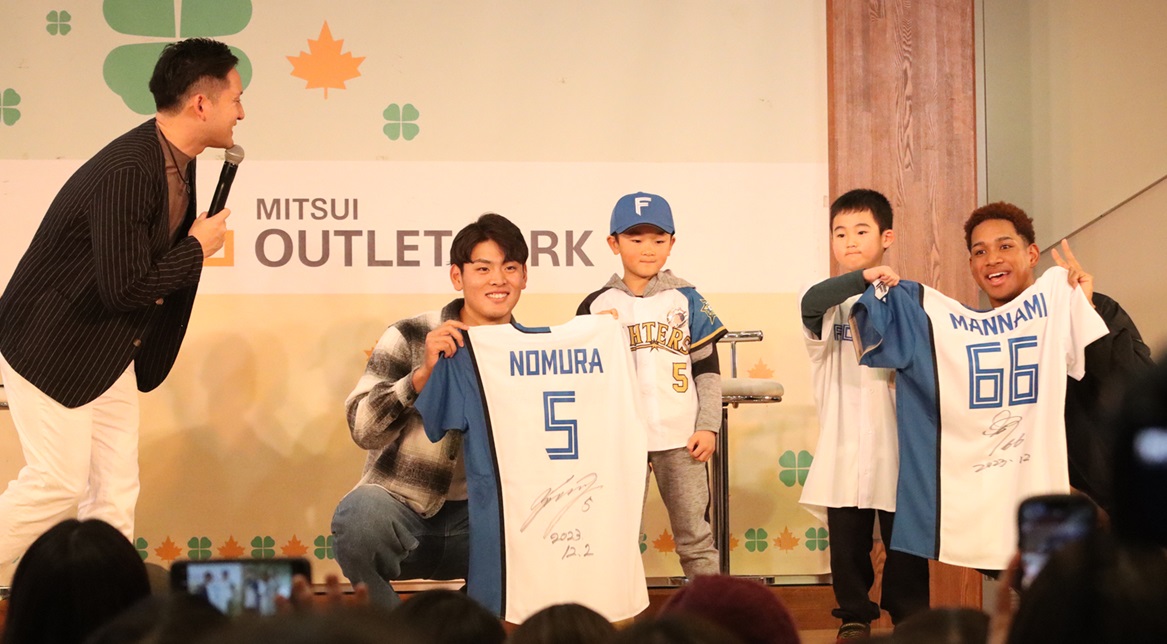 プレゼントコーナーで子どもたちと並んで笑顔を見せる日本ハム野村（中央）と万波（右端）。左端は日本ハムOBの杉谷氏（撮影・永野高輔）