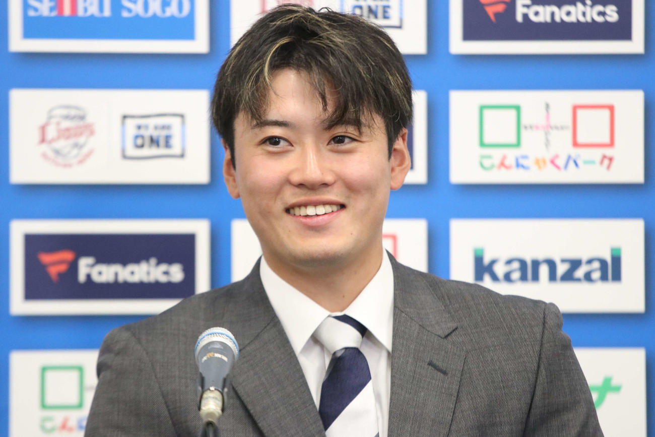 契約更改を終え会見を行う西武佐藤隼（撮影・山崎純一）