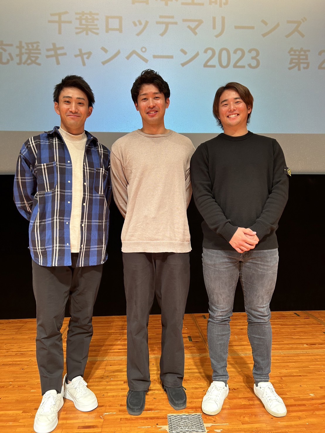 ニッセイ丸の内「千葉ロッテマリーンズ応援キャンペーン2023第2弾」交流会に参加した左からロッテの小島、種市、横山（球団提供）