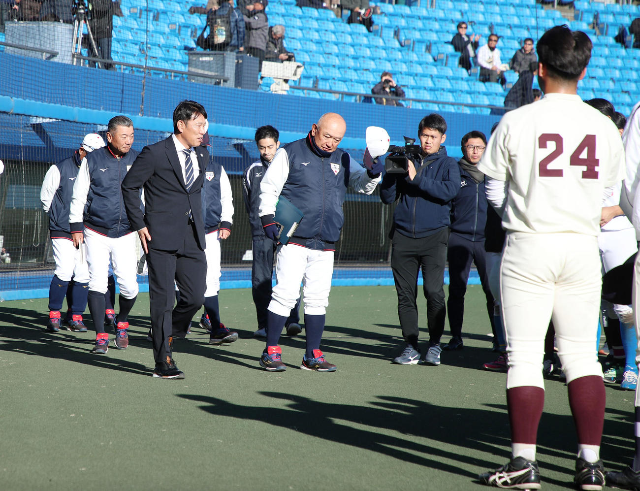 試合形式の練習を観戦後ナインに直接言葉を掛けた侍ジャパンの井端監督。右は侍ジャパン大学生チームの堀井監督（撮影・加藤哉）