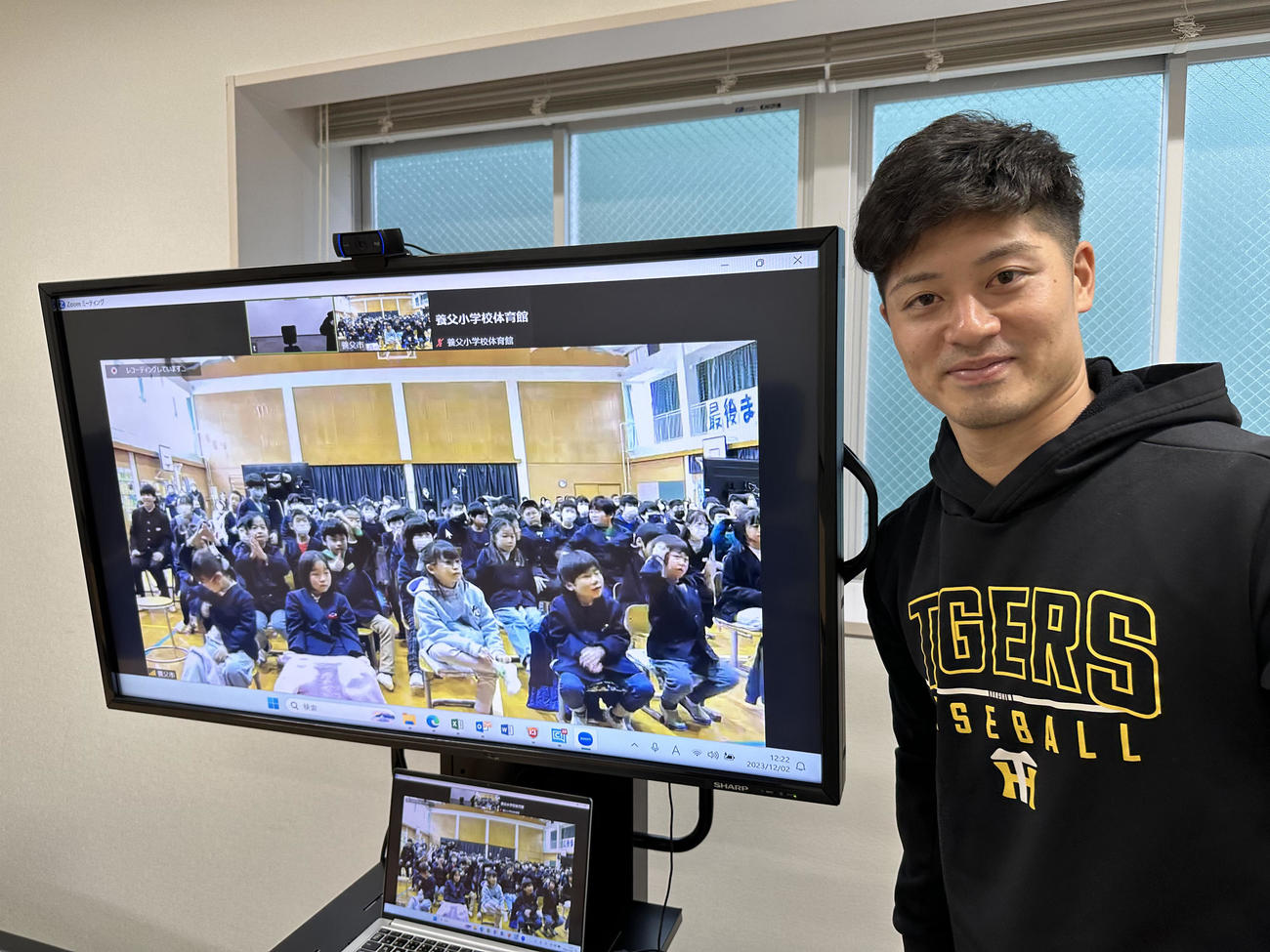 「養父小学校　開校150周年記念式典」でオンライン講習会を行った阪神坂本（球団提供）