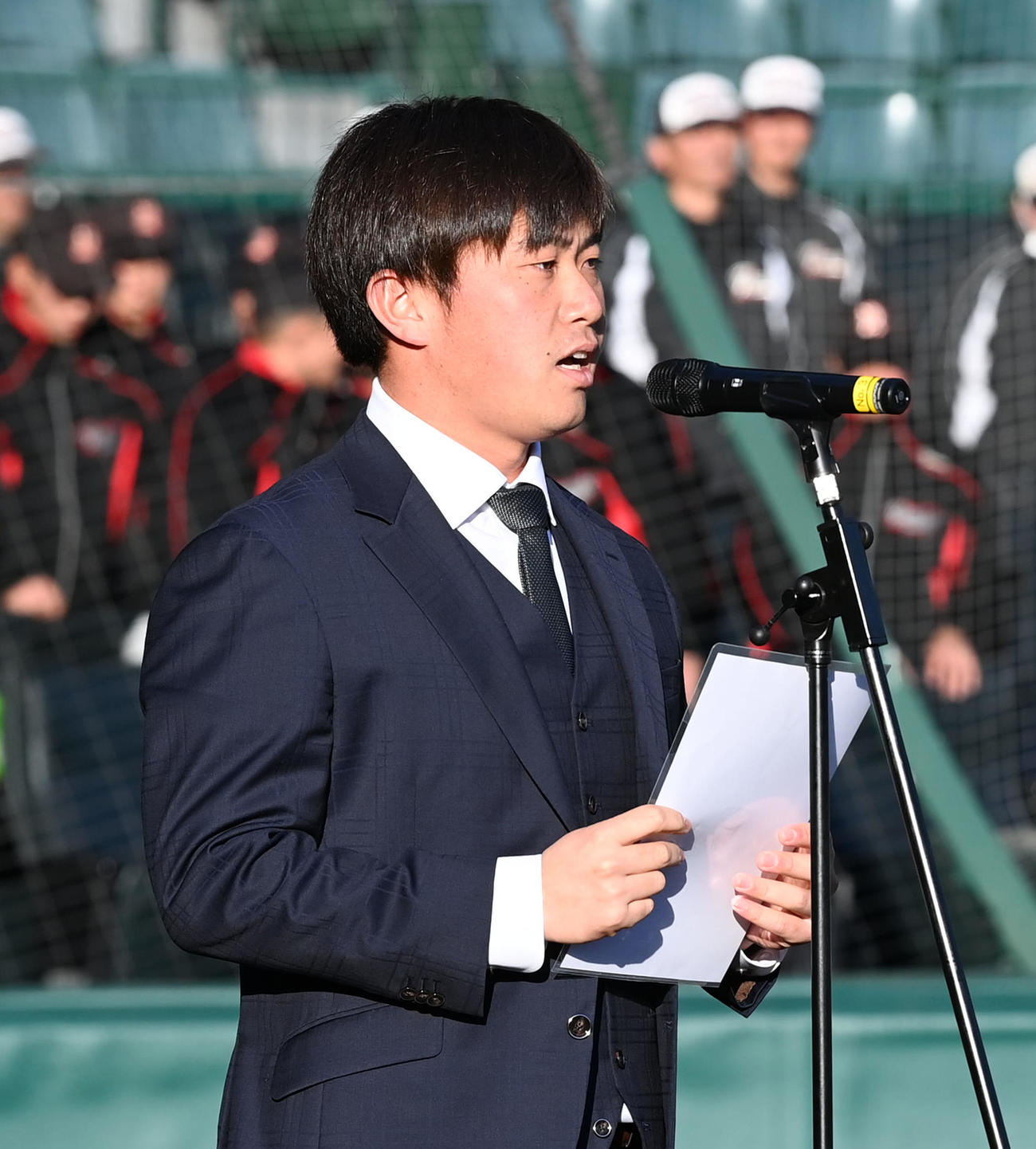 タイガースカップ表彰式であいさつする桐敷（撮影・前岡正明）