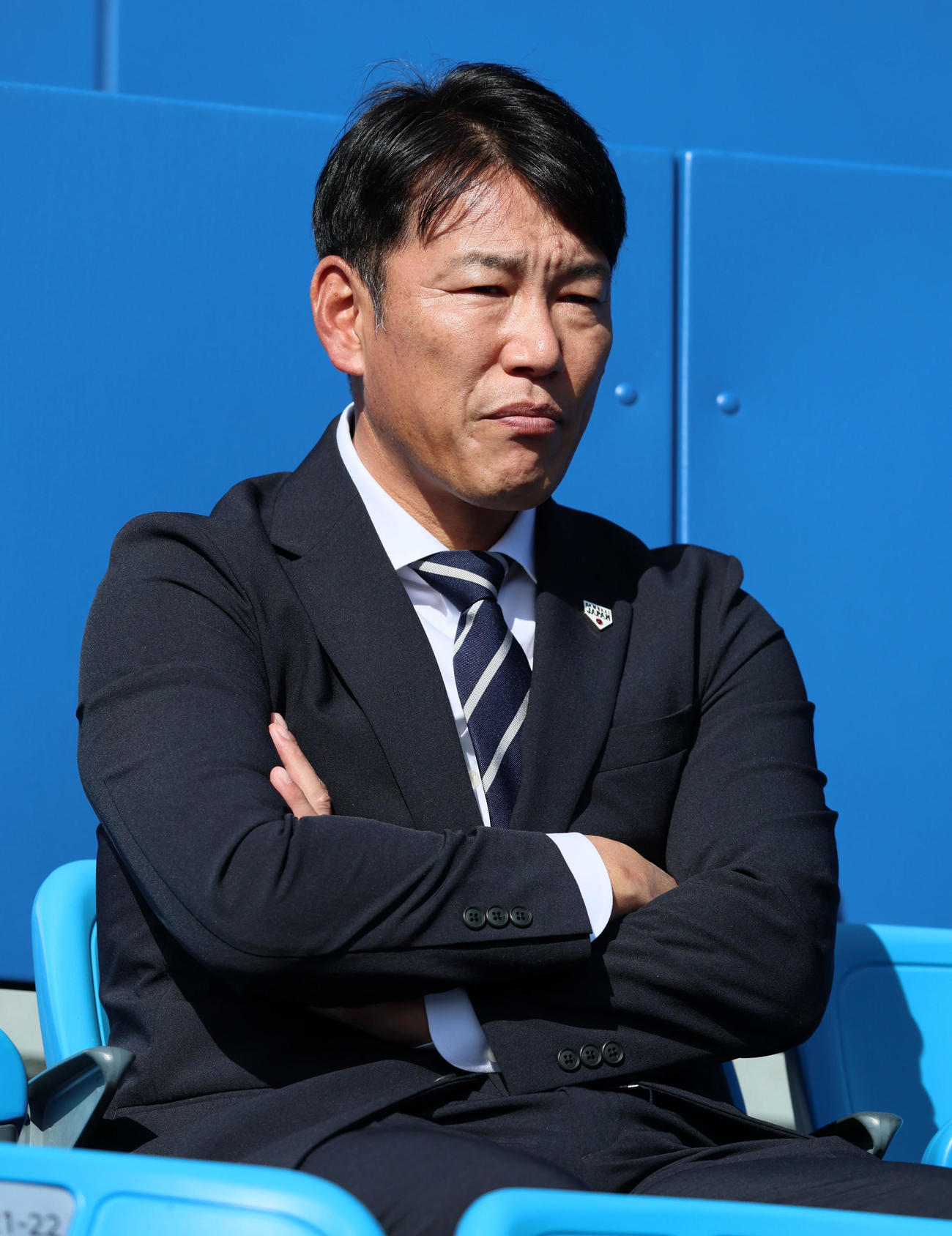 試合形式の練習をスタンドから観戦する井端監督（撮影・加藤哉）