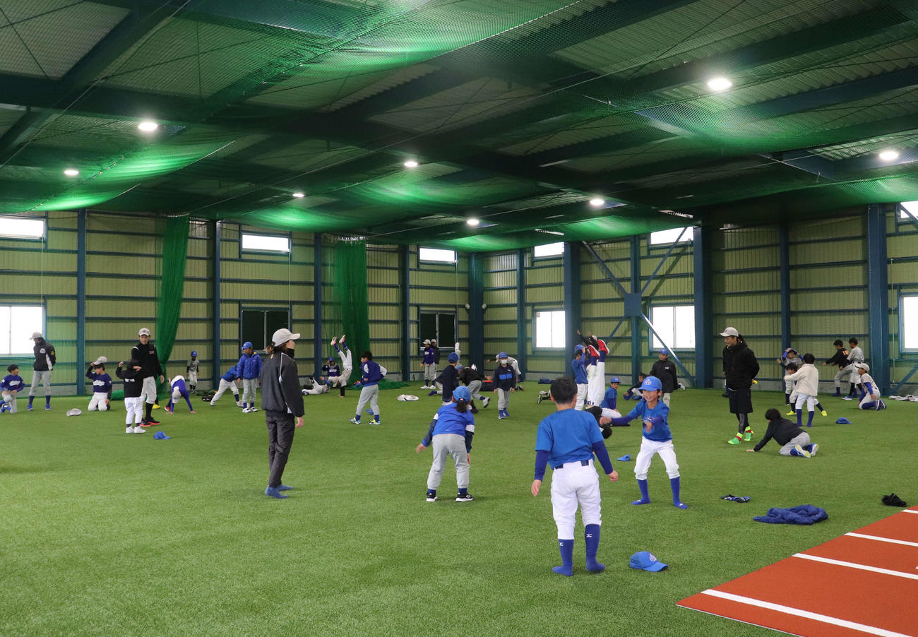 筒香が自費約2億円を投じて完成した「YOSHITOMO TSUTSUGO SPORTS ACADEMY」の室内練習場（撮影・小早川宗一郎）