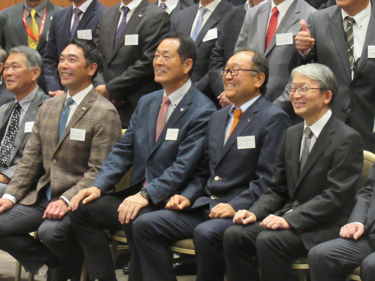 OB会総会に出席した阿部慎之助監督（左から2人目）。右から山口寿一オーナー、今村司社長、中畑清OB会長