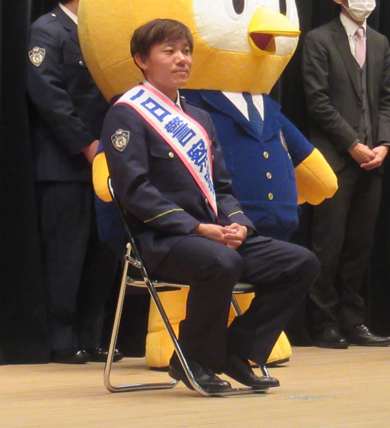 名古屋市千種署の1日警察署長を務めた中日大島