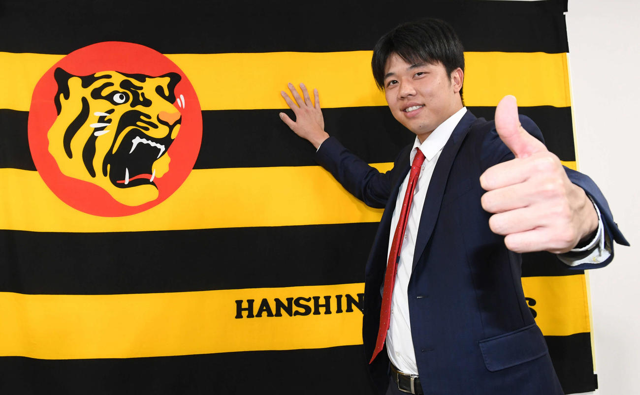 契約更改し笑顔でサムズアップポーズを見せる才木（撮影・前岡正明）