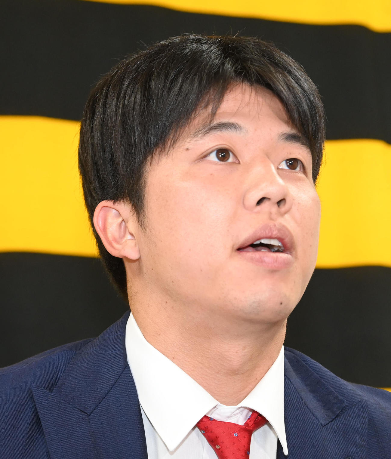 大幅アップで契約を更改、会見する才木（撮影・前岡正明）