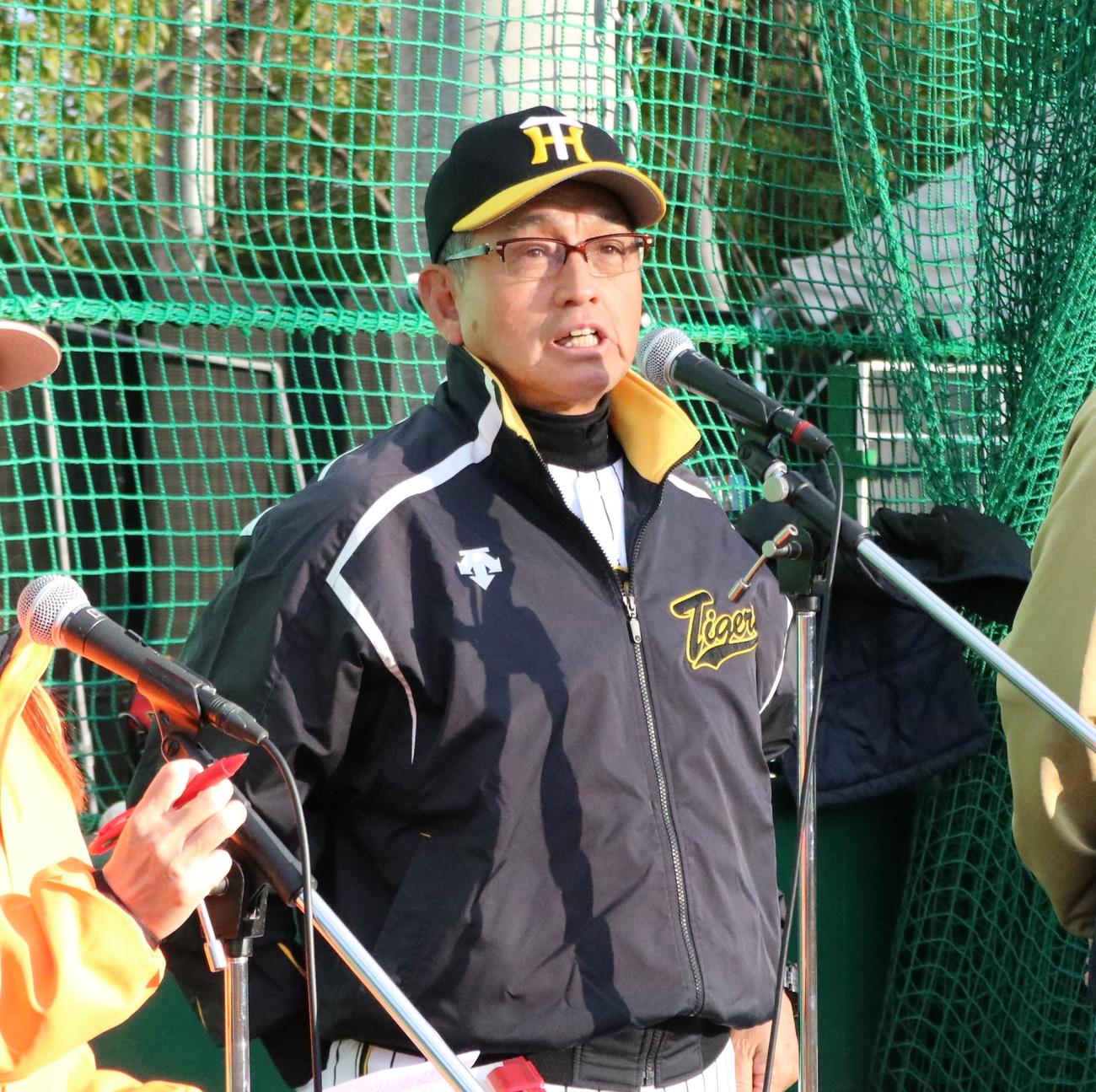 元阪神監督の真弓明信氏が野球教室であいさつする（撮影・林亮佑）