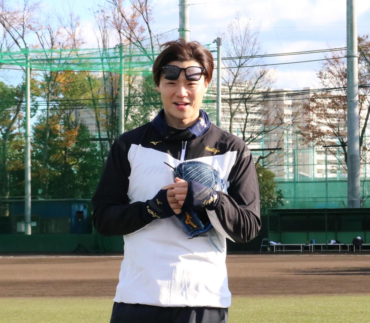日本ハム山崎福也投手は野球教室で小学生から質問を受けて答える（撮影・林亮佑）＝2023年12月2日、大阪学院大総合スポーツフィールド野球場