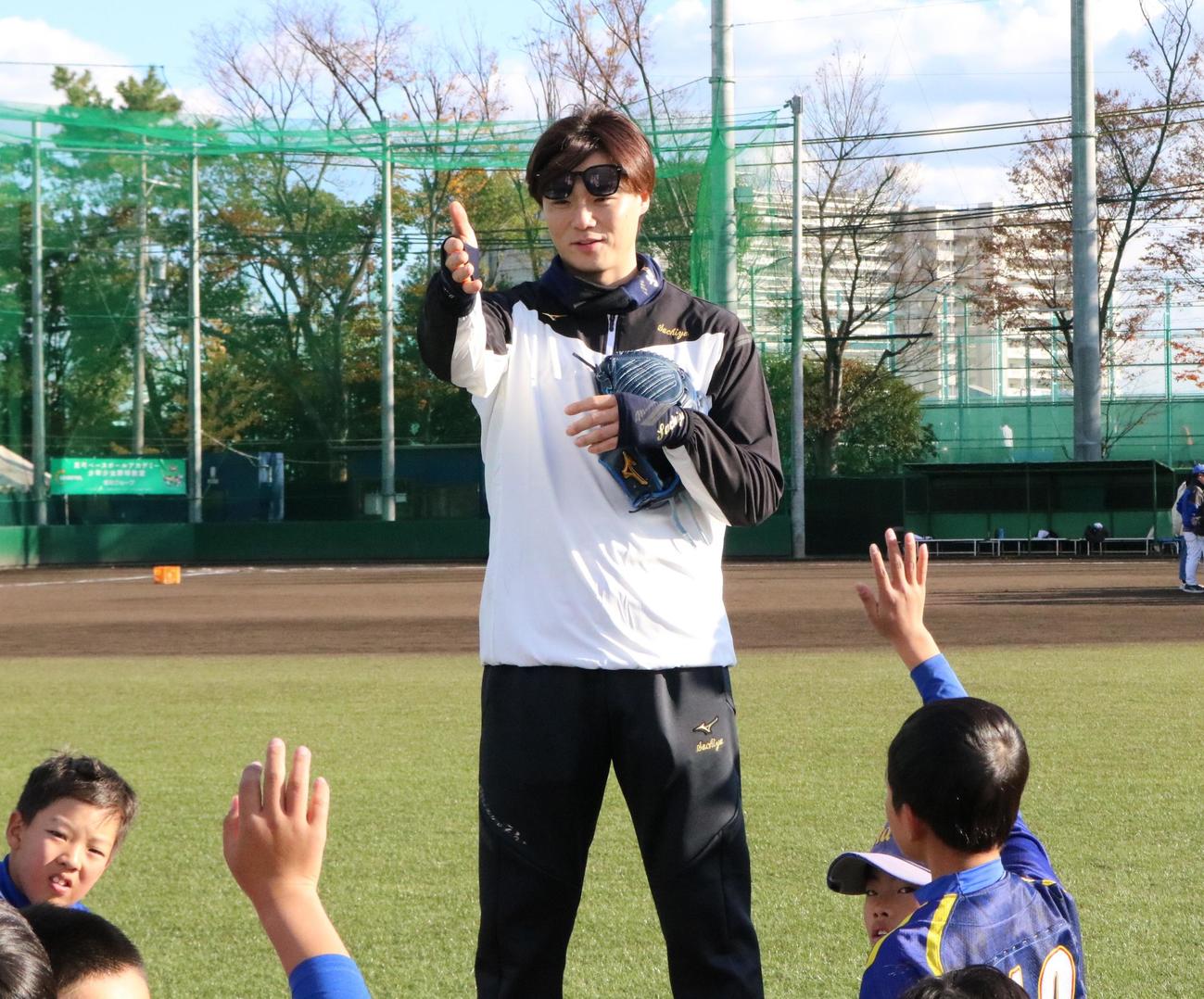 日本ハム山崎福也投手は野球教室で小学生から質問を受ける（撮影・林亮佑）＝2023年12月2日、大阪学院大総合スポーツフィールド野球場