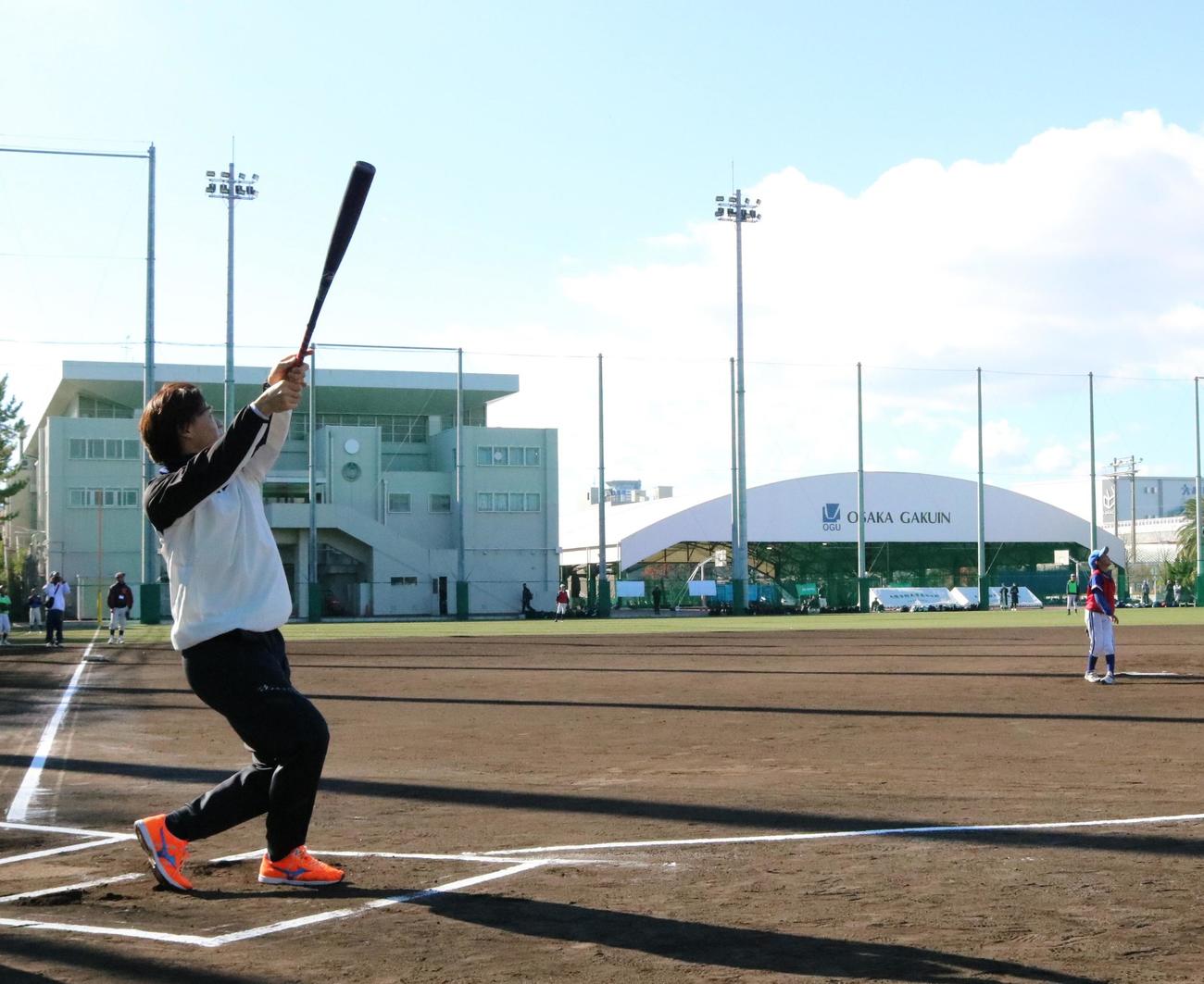 日本ハム山崎福也投手が小学生との対決で右翼へ大きな当たりを見せる（撮影・林亮佑）＝2023年12月2日、大阪学院大総合スポーツフィールド野球場
