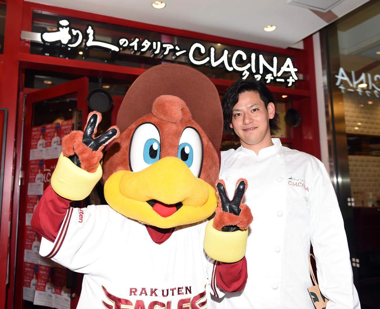 「利久のイタリアンCUCINA」で一日店長を務めた楽天伊藤裕とクラッチ（撮影・山田愛斗）