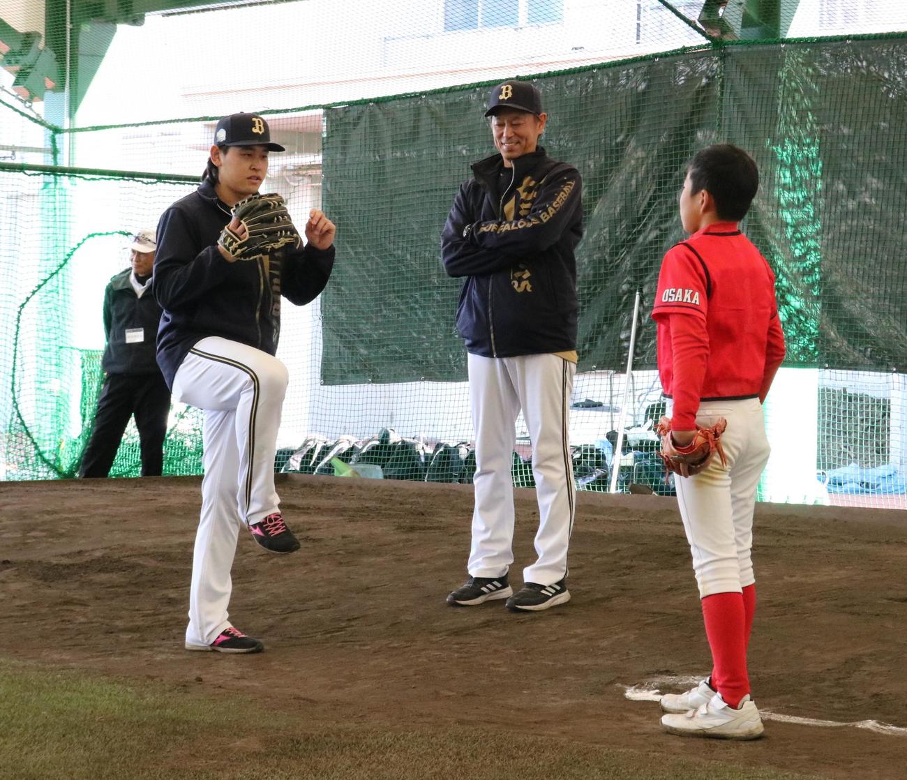 オリックス宮城大弥投手が野球教室で小学生に投球指導する（撮影・林亮佑）