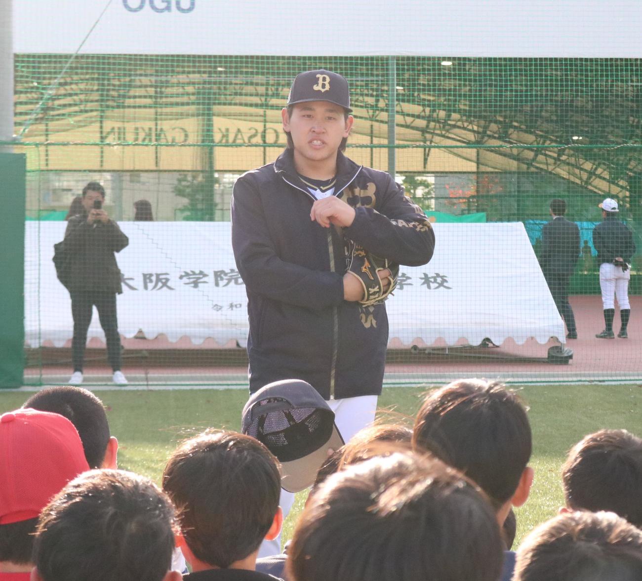 オリックス宮城大弥投手が野球教室で小学生からの質問に答える（撮影・林亮佑）