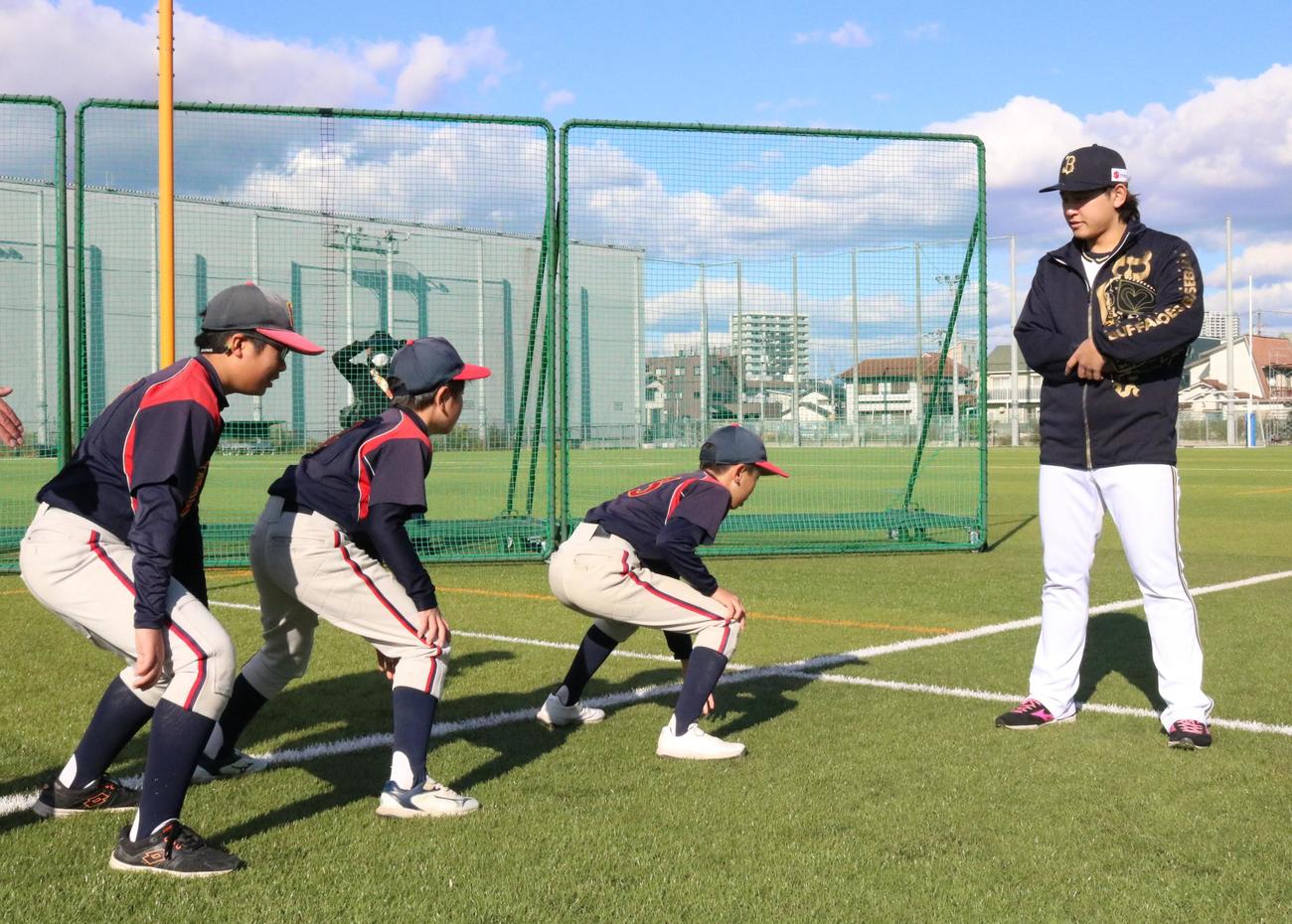 オリックス宮城大弥投手が野球教室で小学生の練習を見守る（撮影・林亮佑）