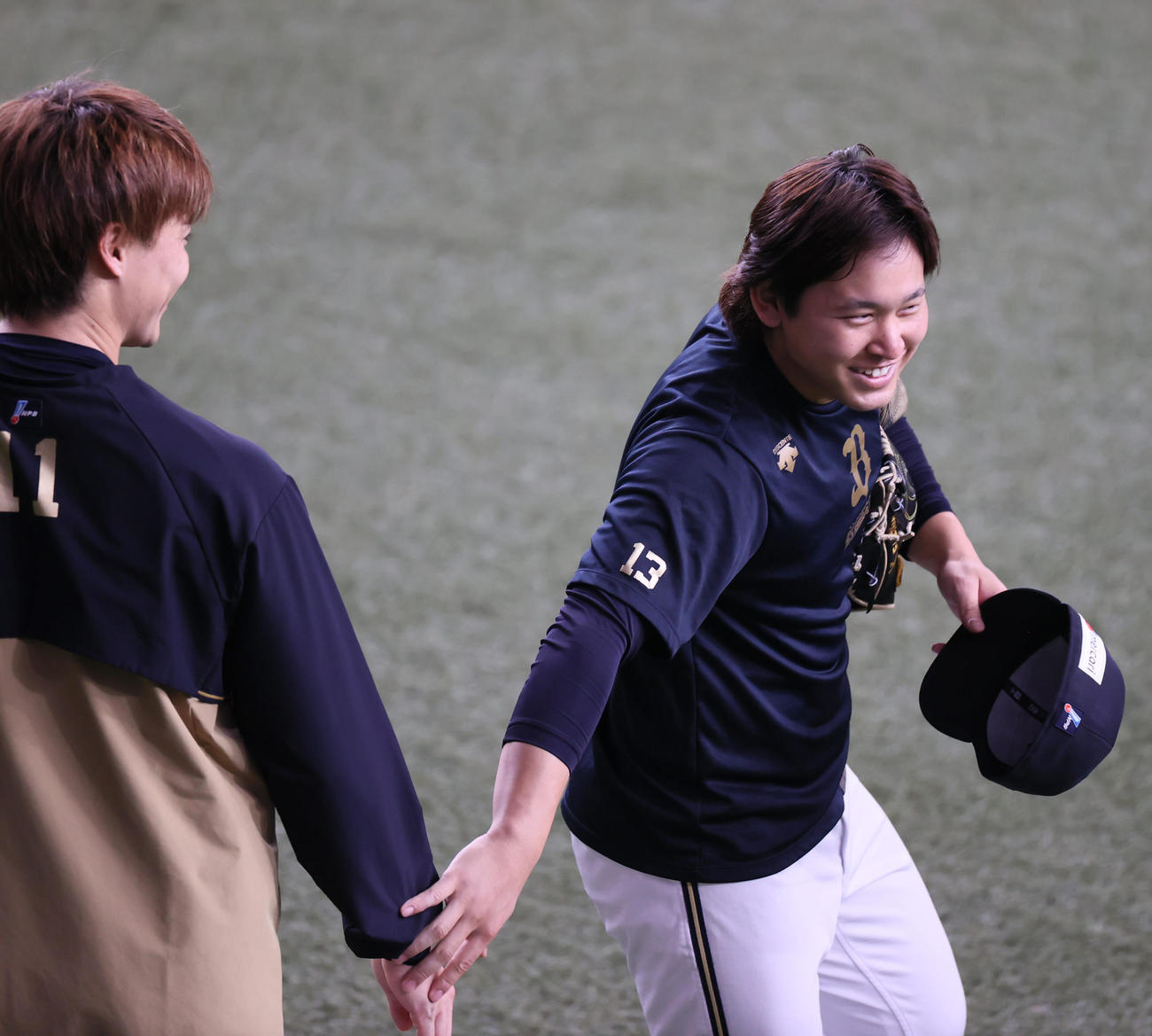 オリックス山崎福（左）からちょっかいを受ける宮城（2023年3月撮影）