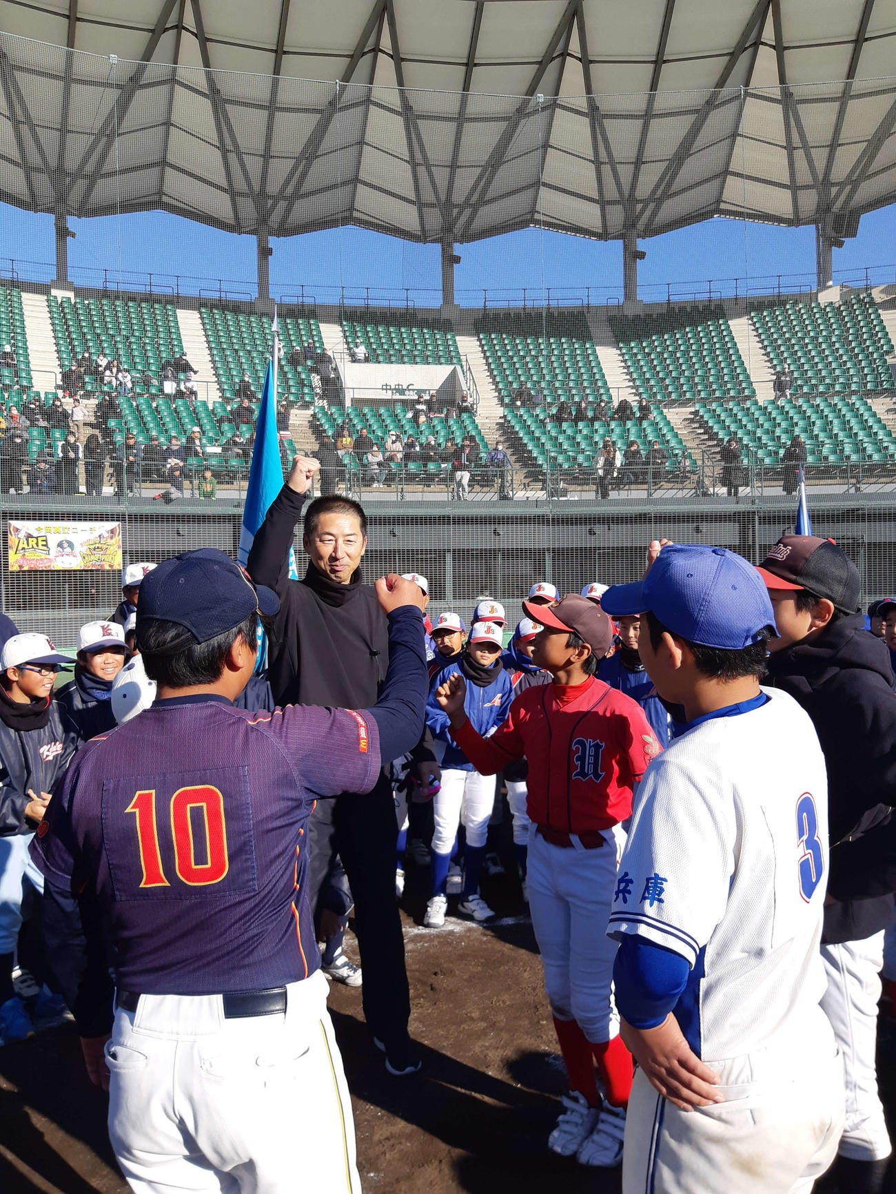 JA兵庫西組合杯学童軟式野球大会の野球教室で指導する阪神今岡コーチ（撮影・寺尾博和）
