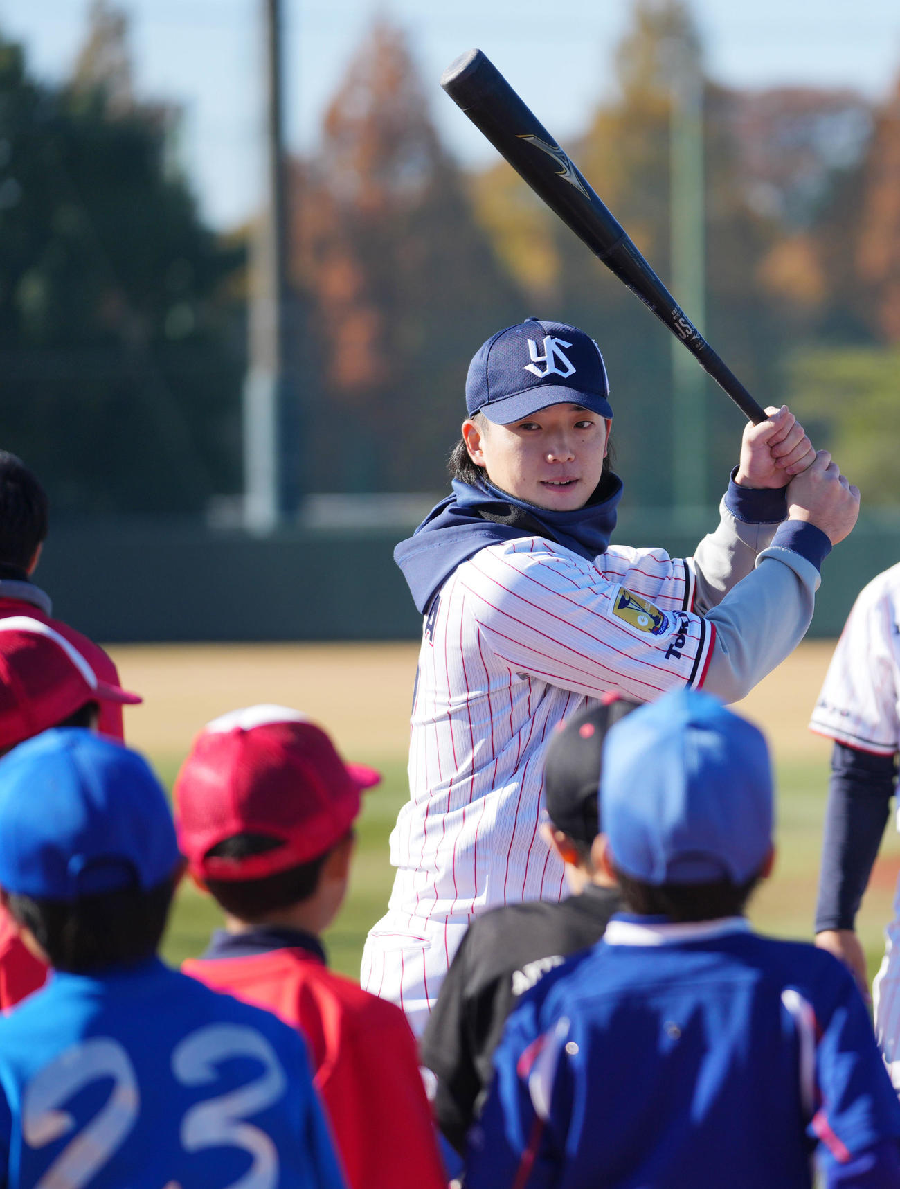 野球教室で子供たちに打撃指導をするヤクルト長岡（撮影・横山健太）
