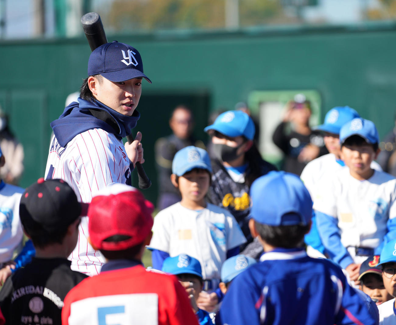 野球教室で子供たちに打撃指導をするヤクルト長岡（撮影・横山健太）