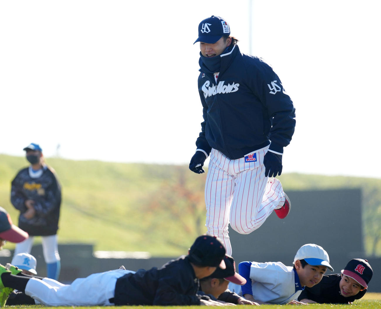 野球教室で子供たちと一緒にトレーニングをするヤクルト長岡（撮影・横山健太）