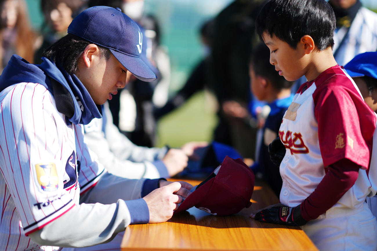 野球教室で子供たちにサインをするヤクルト長岡（撮影・横山健太）