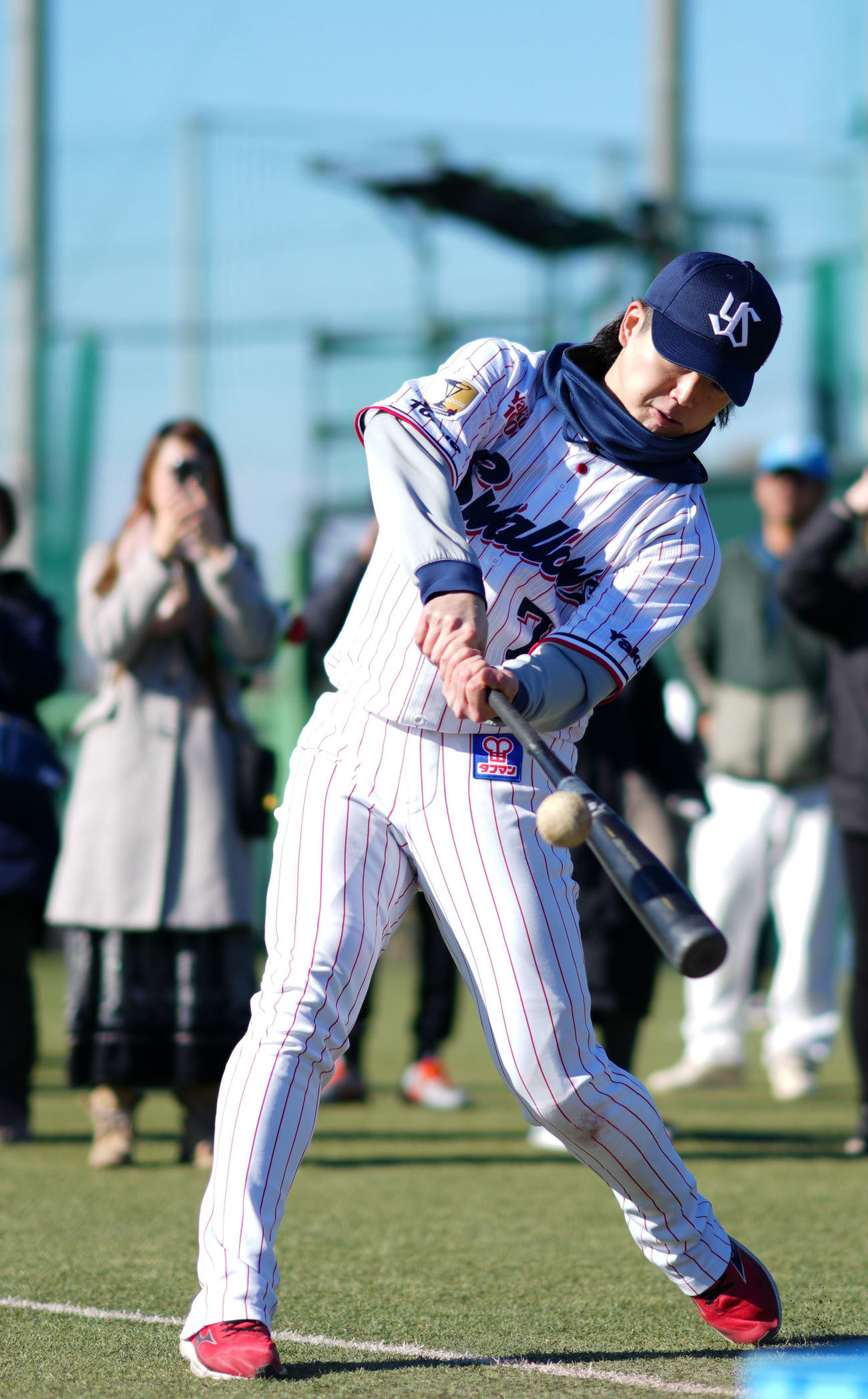 野球教室で子供たちにティー打撃を披露するヤクルト長岡（撮影・横山健太）