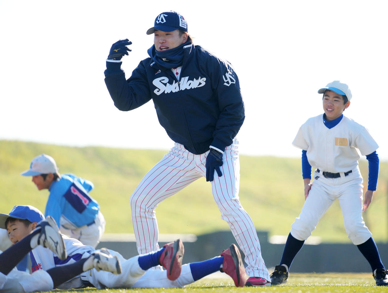 野球教室で子供たちと一緒にトレーニングをするヤクルト長岡（撮影・横山健太）