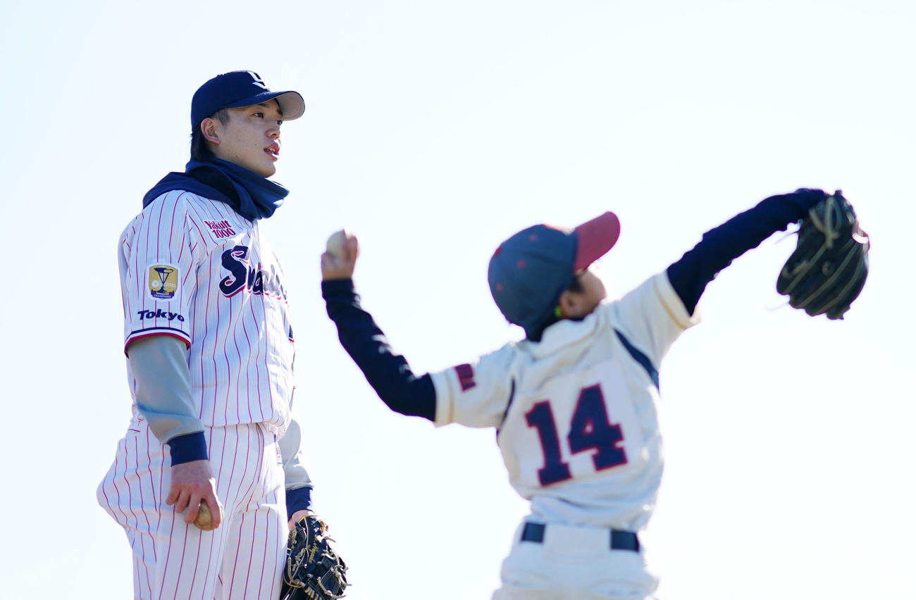 野球教室で子供たちにキャッチボールを教えるヤクルト長岡（撮影・横山健太）