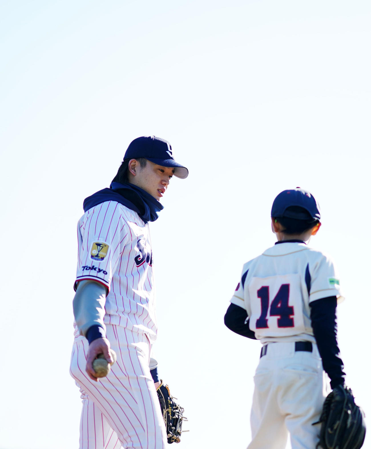 野球教室で子供たちにキャッチボールを教えるヤクルト長岡（撮影・横山健太）