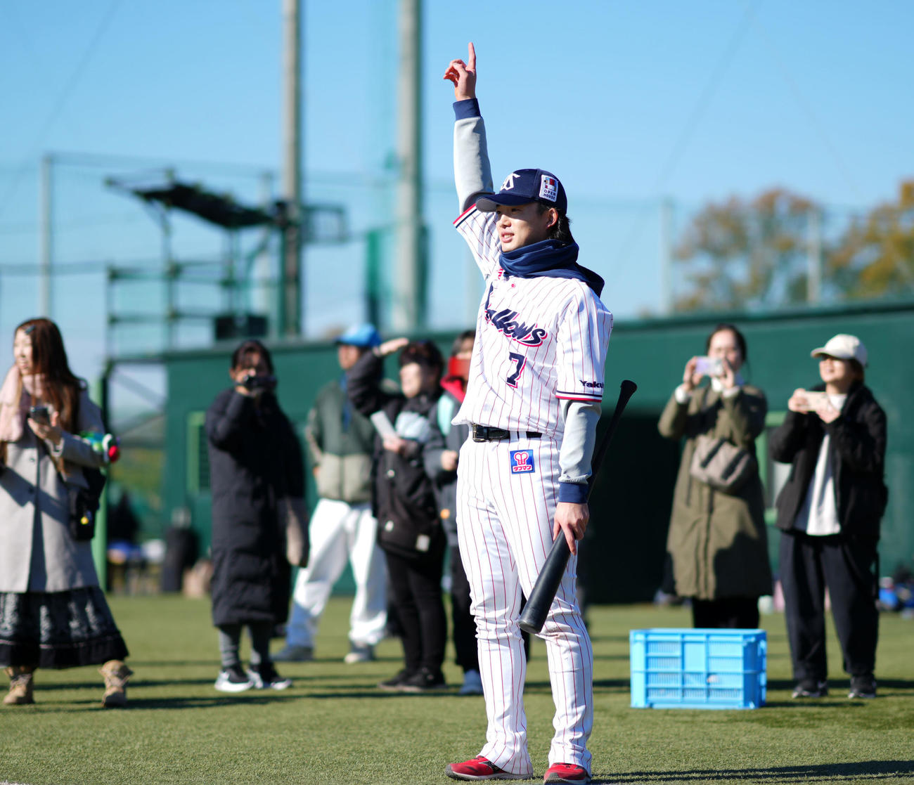 野球教室で子供たちの前でティー打撃で柵越えをし笑顔を見せるヤクルト長岡（撮影・横山健太）