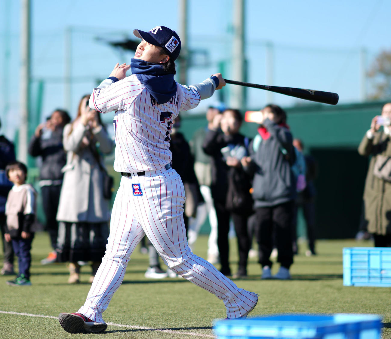 野球教室で子供たちにティー打撃を披露するヤクルト長岡（撮影・横山健太）