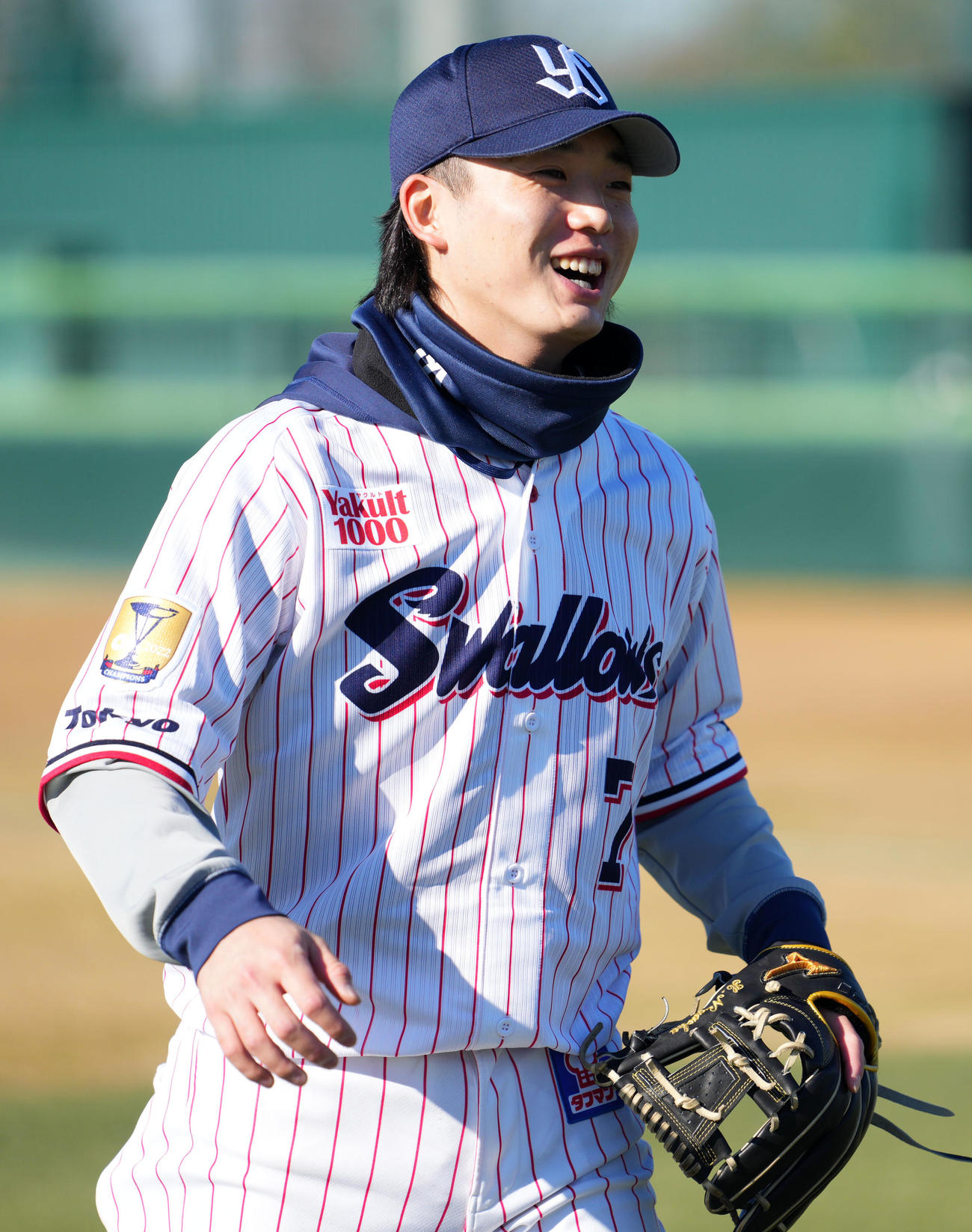 野球教室で子供たちと談笑するヤクルト長岡（撮影・横山健太）