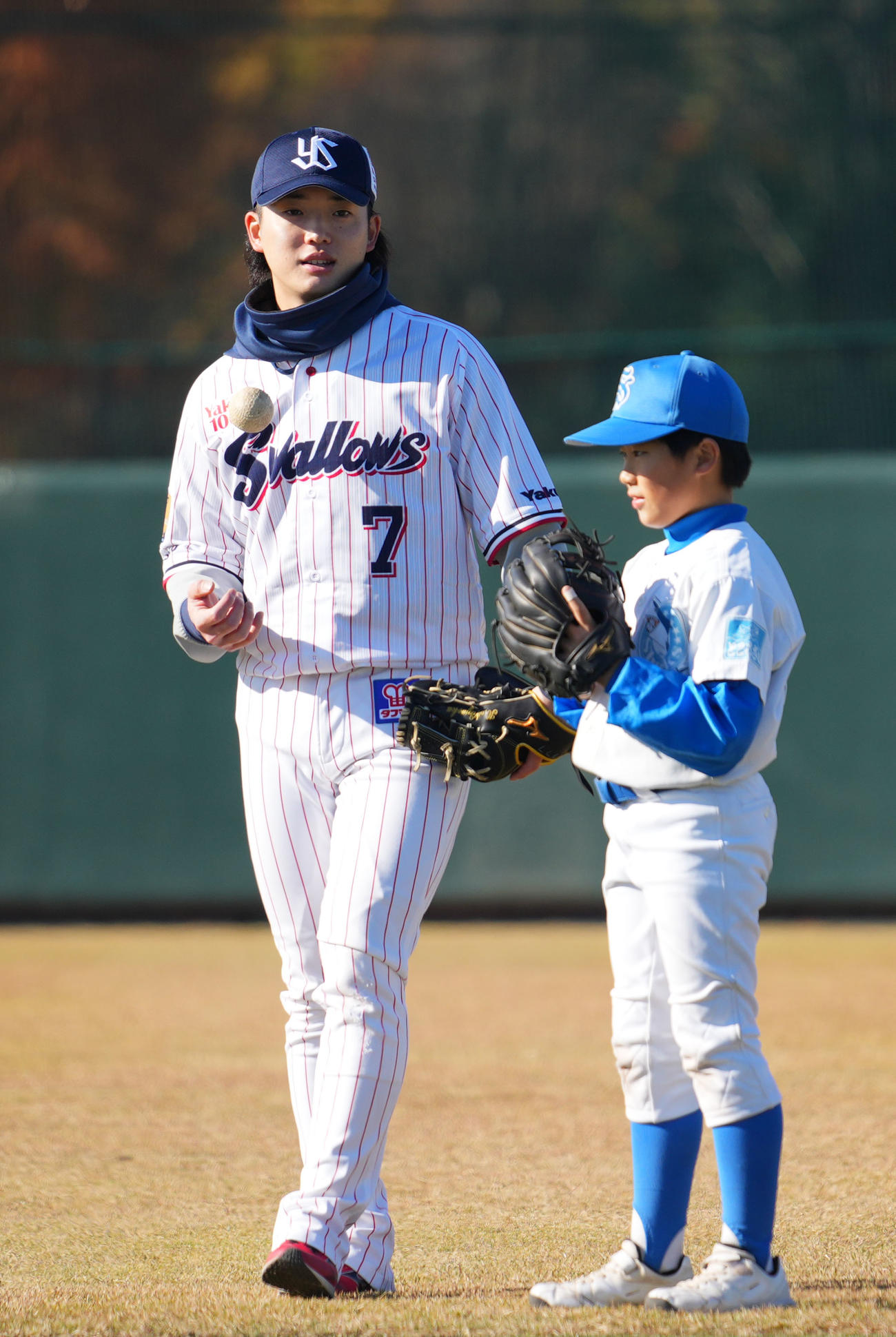野球教室で子供たちにキャッチボールを教えるヤクルト長岡（左）（撮影・横山健太）
