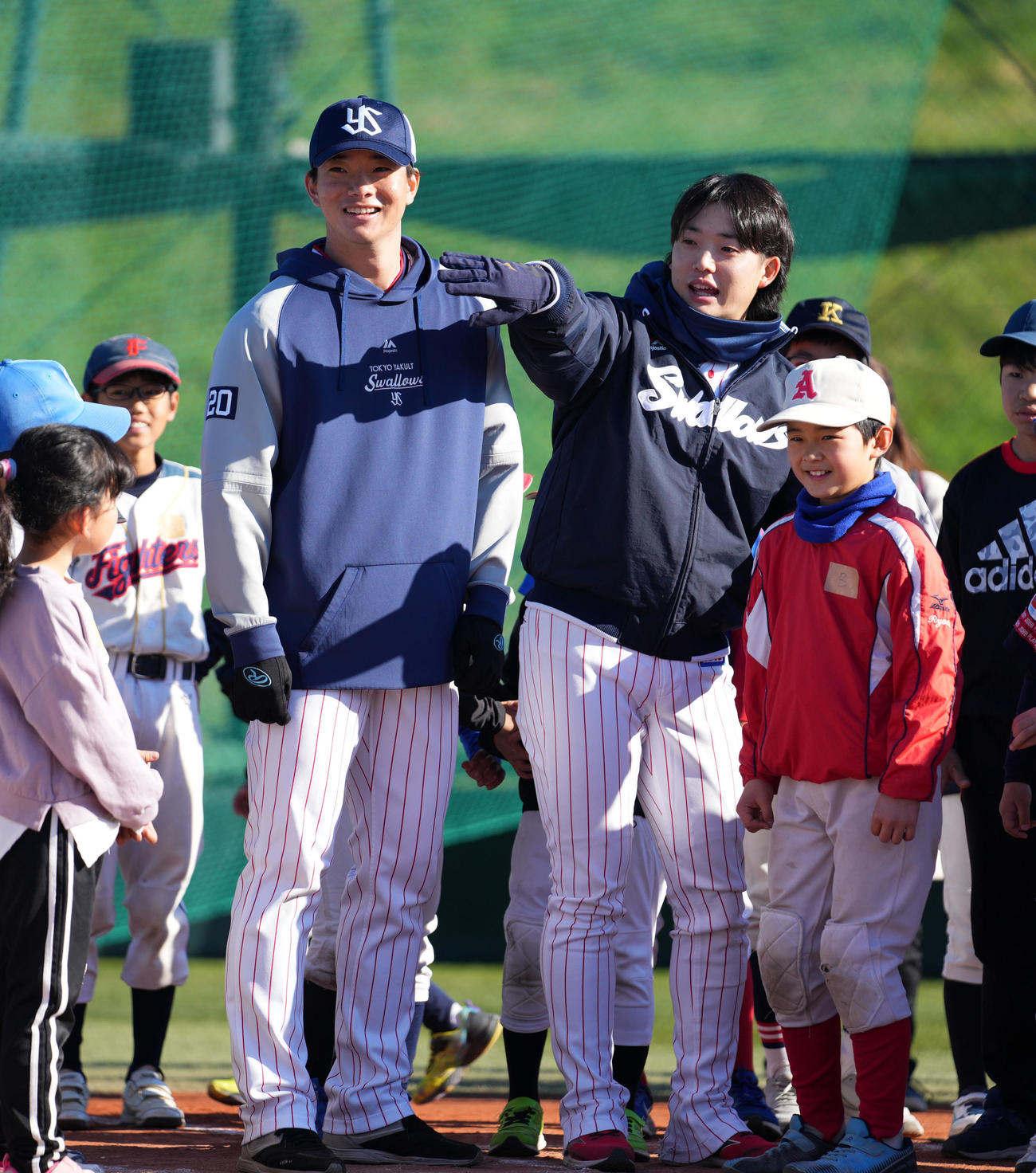 野球教室で子供たちに笑顔で教えるヤクルト木沢（左）と長岡（撮影・横山健太）