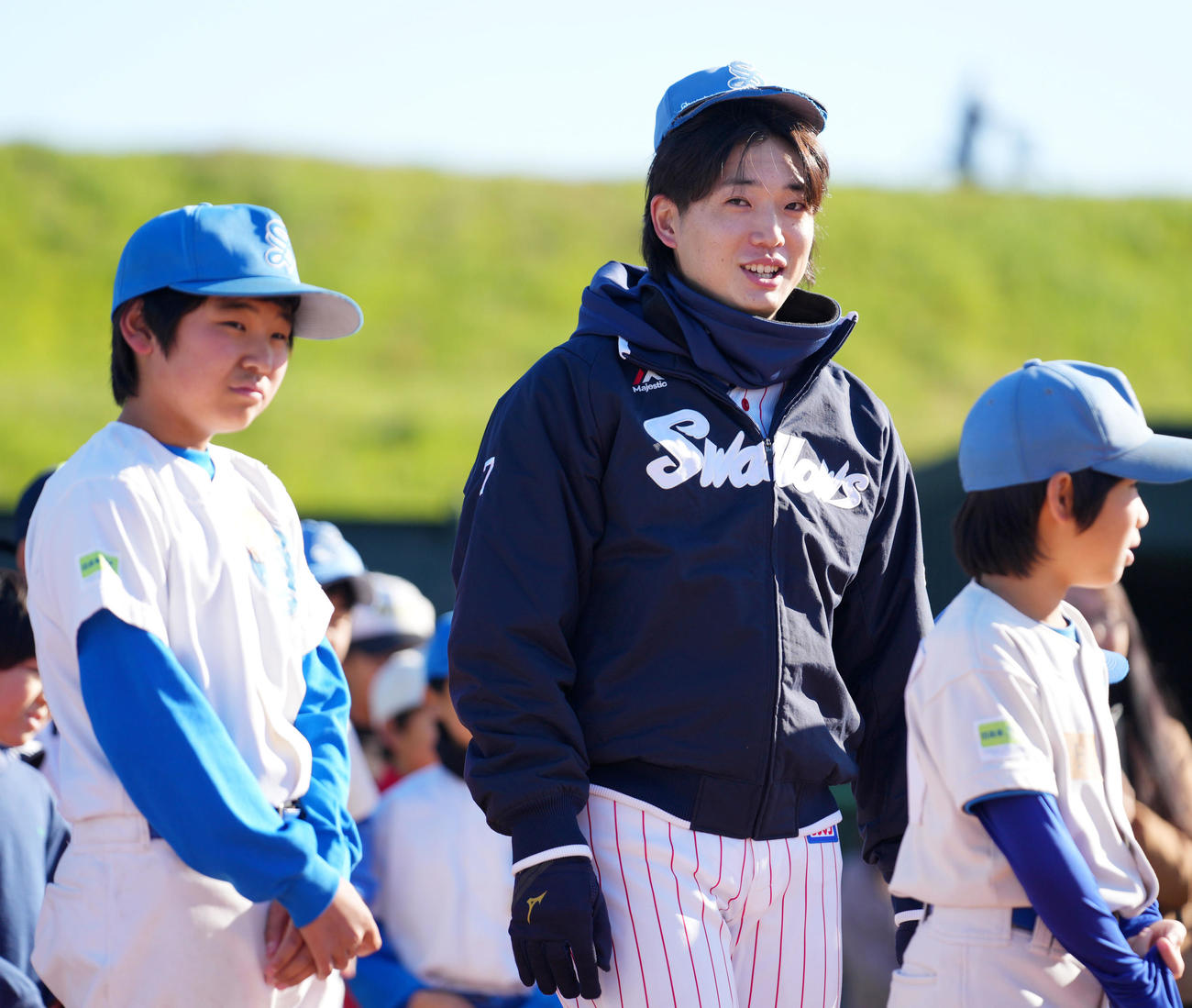 野球教室で子供たちと帽子を交換し笑顔を見せるヤクルト長岡（撮影・横山健太）