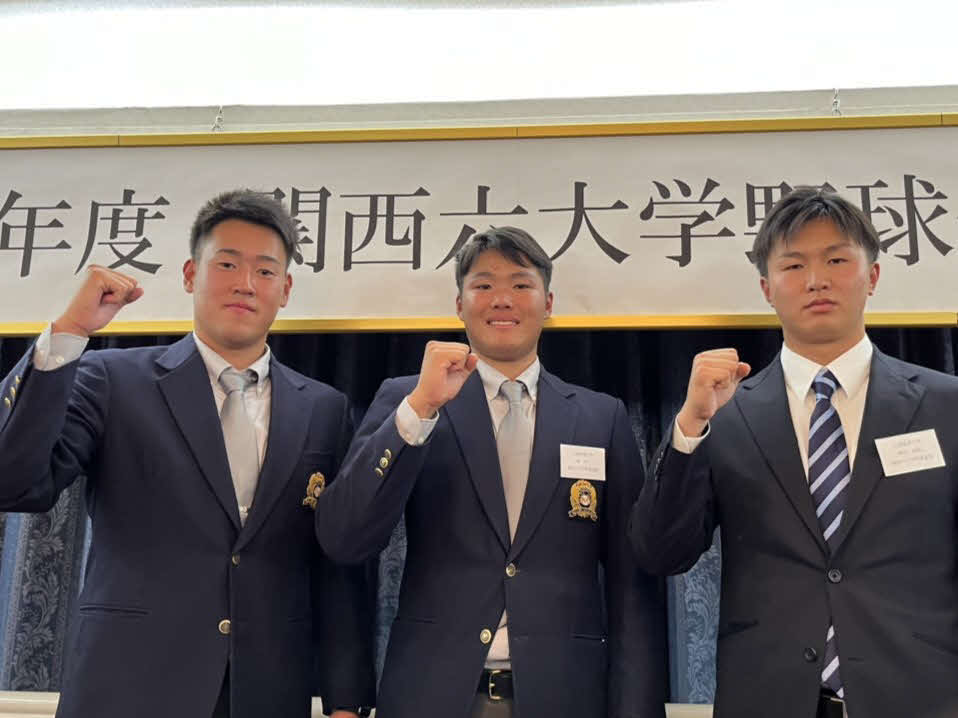 関西6大学野球連盟納会に出席した（左から）大商大の上田、高、大経大の津田（撮影・村松万里子）