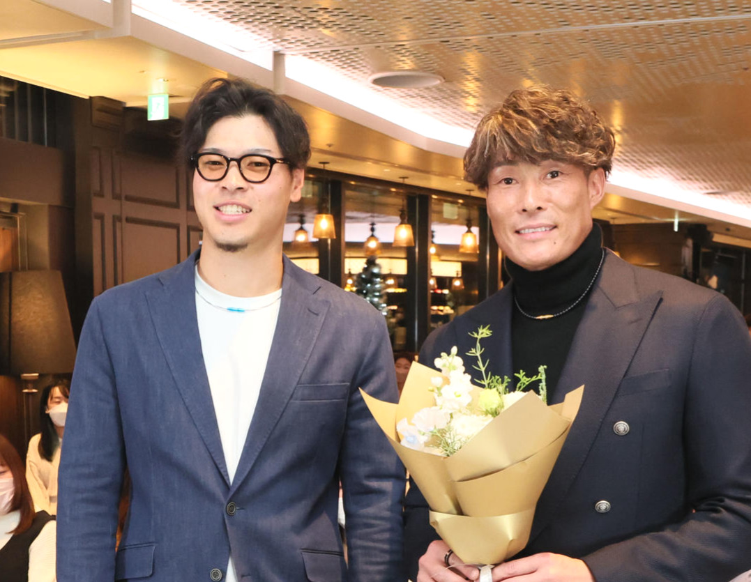 佐藤輝明（左）と糸井嘉男氏（2022年12月撮影）