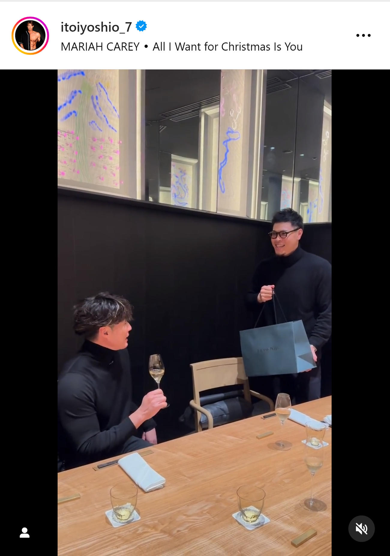 糸井氏から贈られたオーデマピゲの袋を受け取る佐藤輝明（糸井嘉男氏のインスタグラムから）