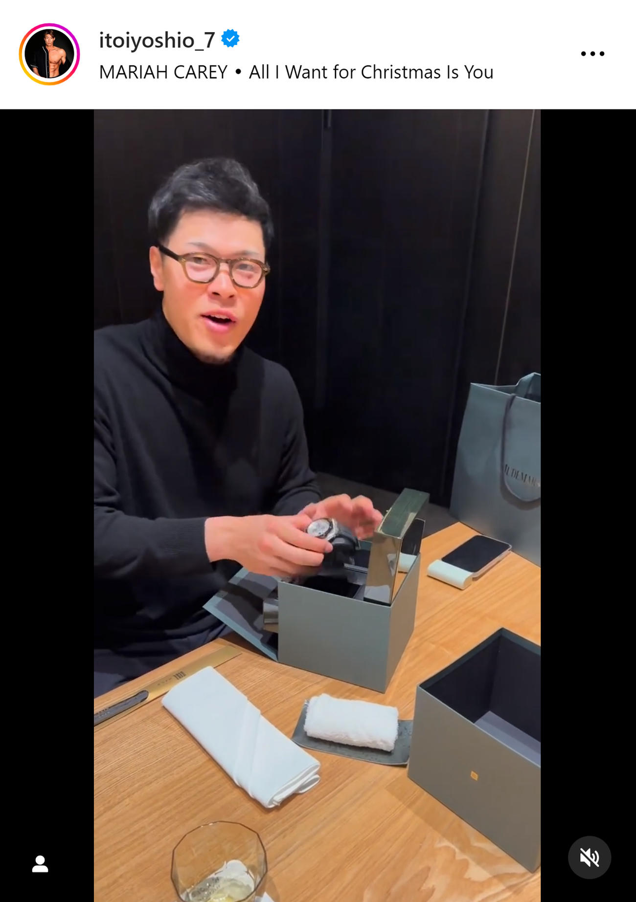糸井氏から贈られた高級時計に思わず声を上げる佐藤輝明（糸井嘉男氏のインスタグラムから）
