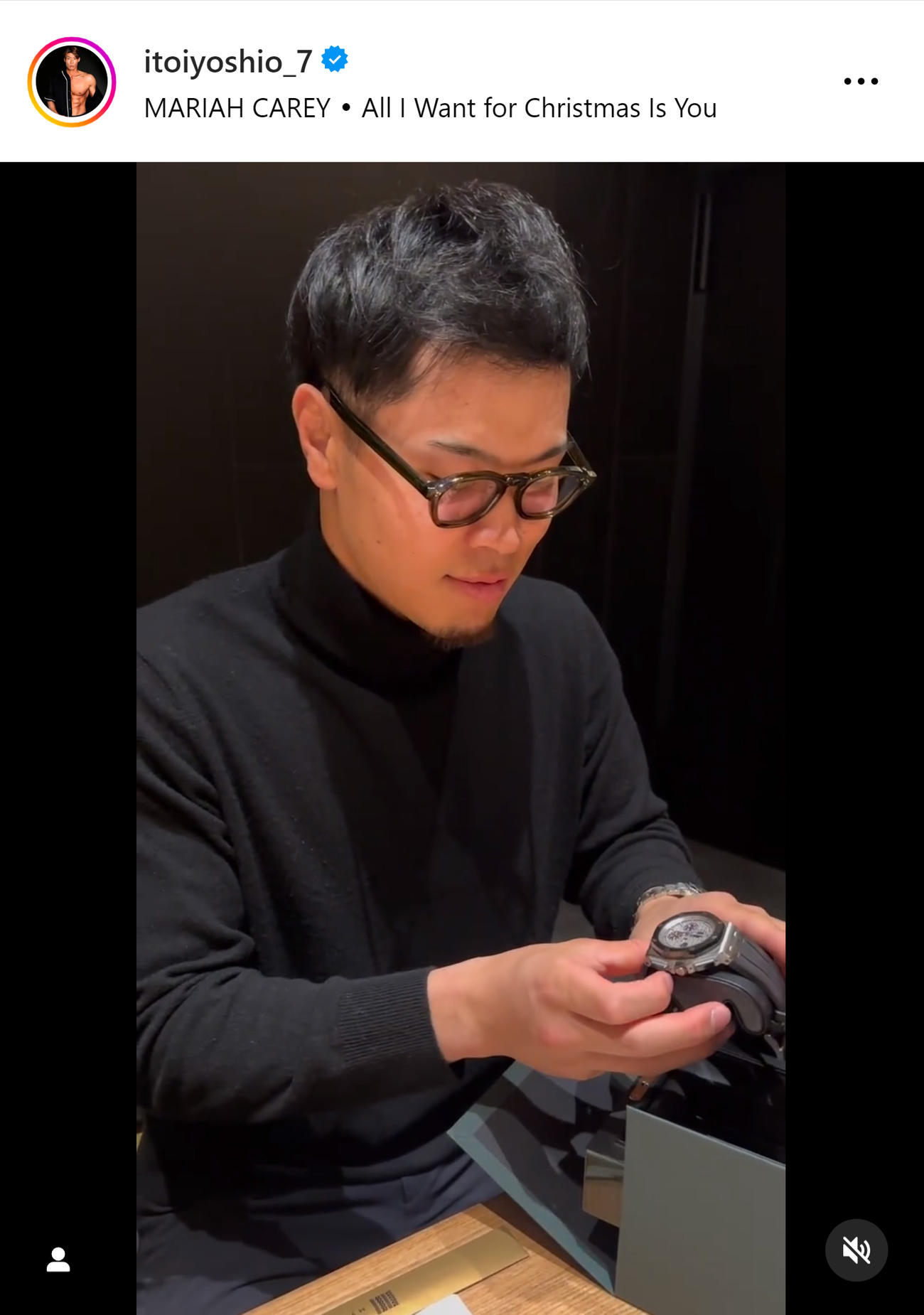 糸井氏から贈られた高級時計を見つめる佐藤輝明（糸井嘉男氏のインスタグラムから）