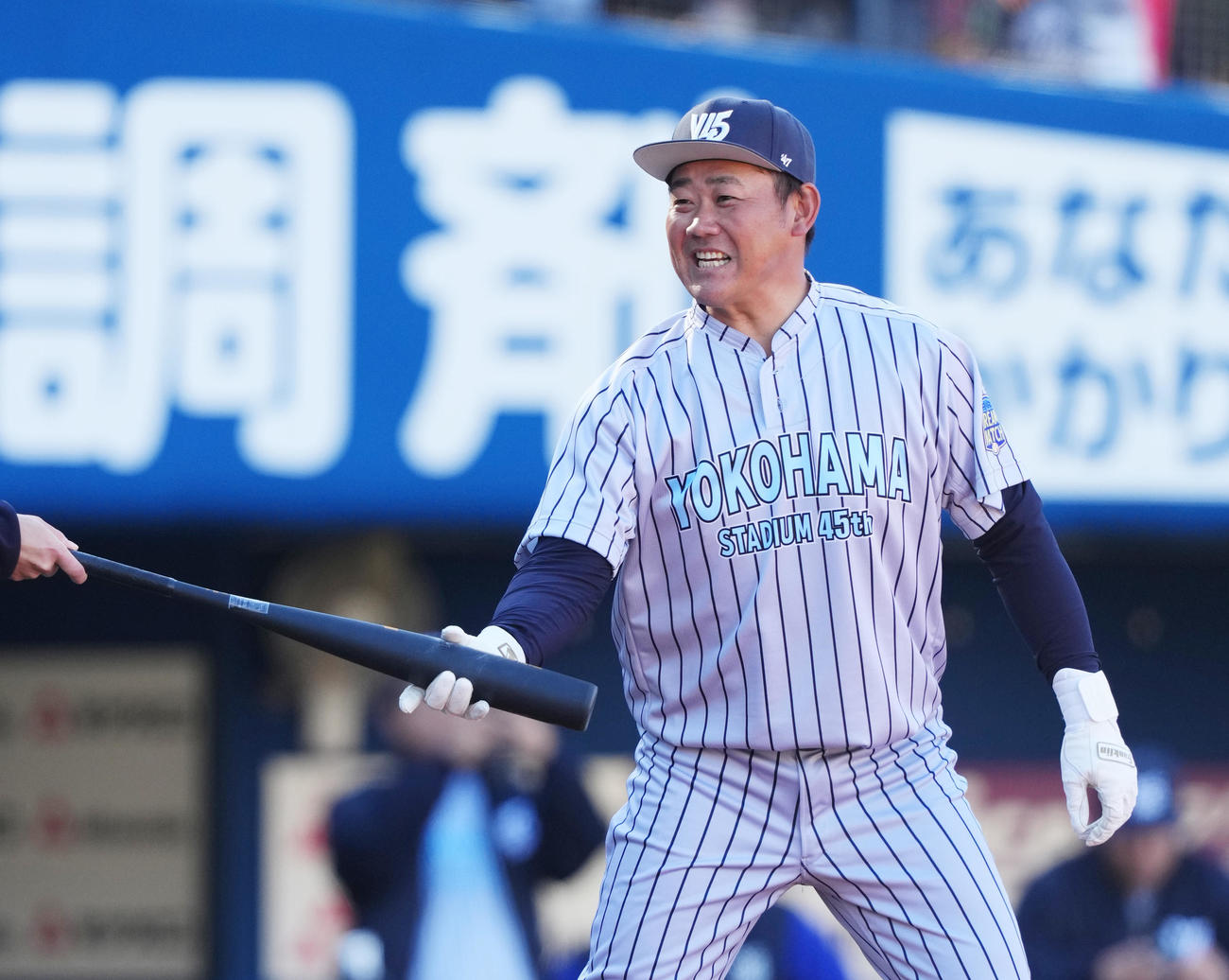 ホームランダービーで金属バットを手にする松坂氏（撮影・菅敏）