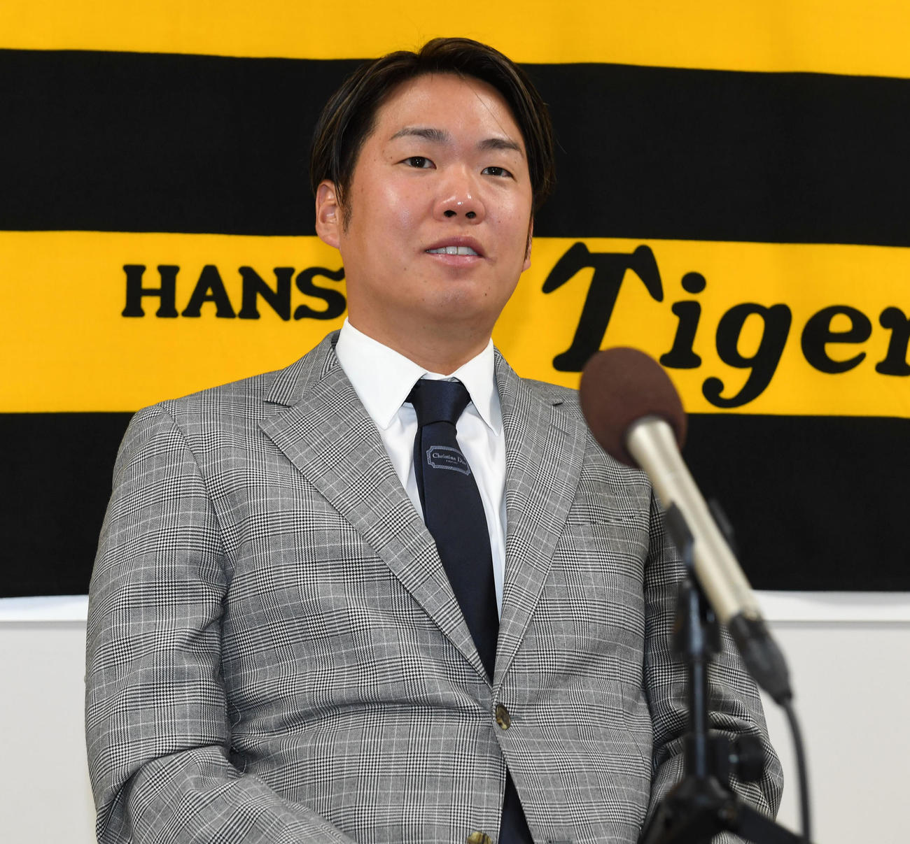 契約更改を終え記者の質問に答える西勇（撮影・前岡正明）