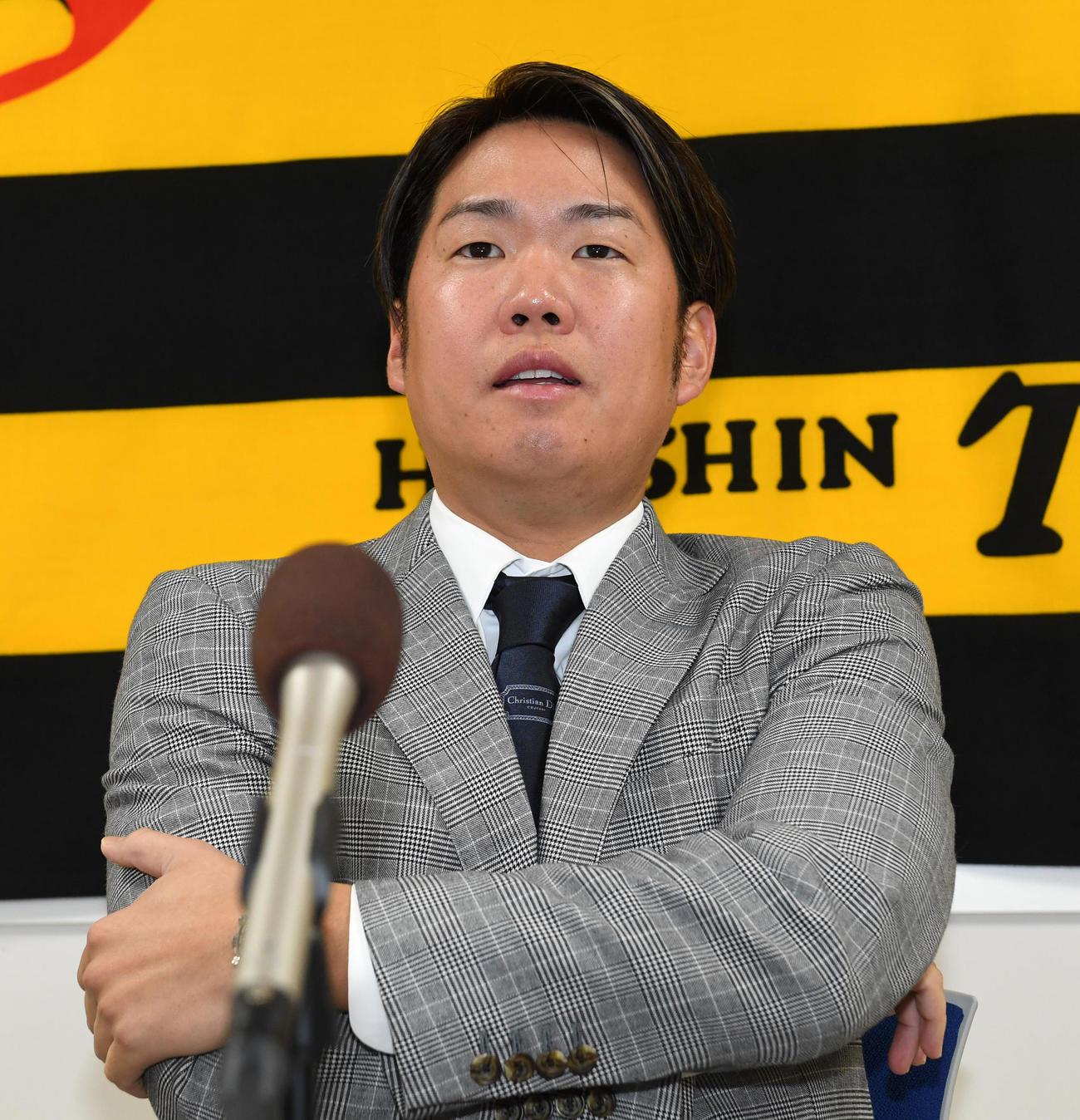 契約更改を終え記者の質問に答える西勇（撮影・前岡正明）