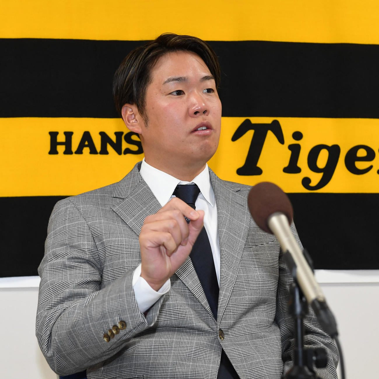 契約更改を終え記者の質問に答える西勇（撮影・前岡正明）