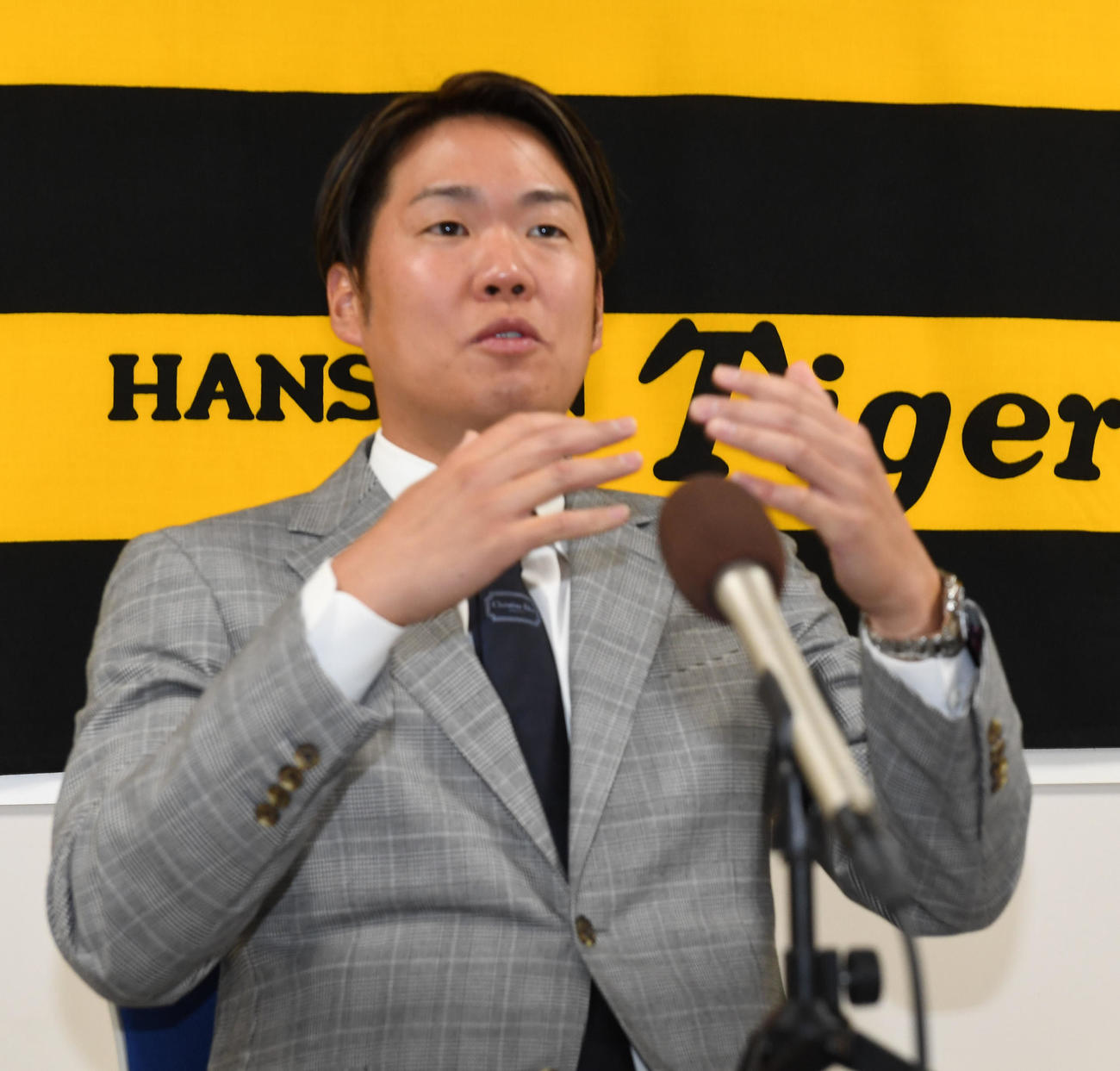 契約更改を終え記者の質問に答える西勇（撮影・前岡正明）