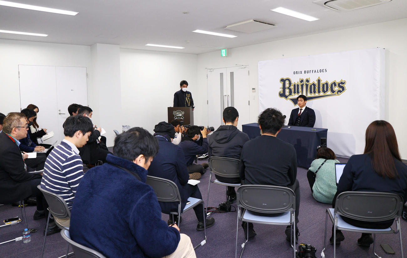 オリックス山下は契約更改を終え会見する（撮影・上山淳一）