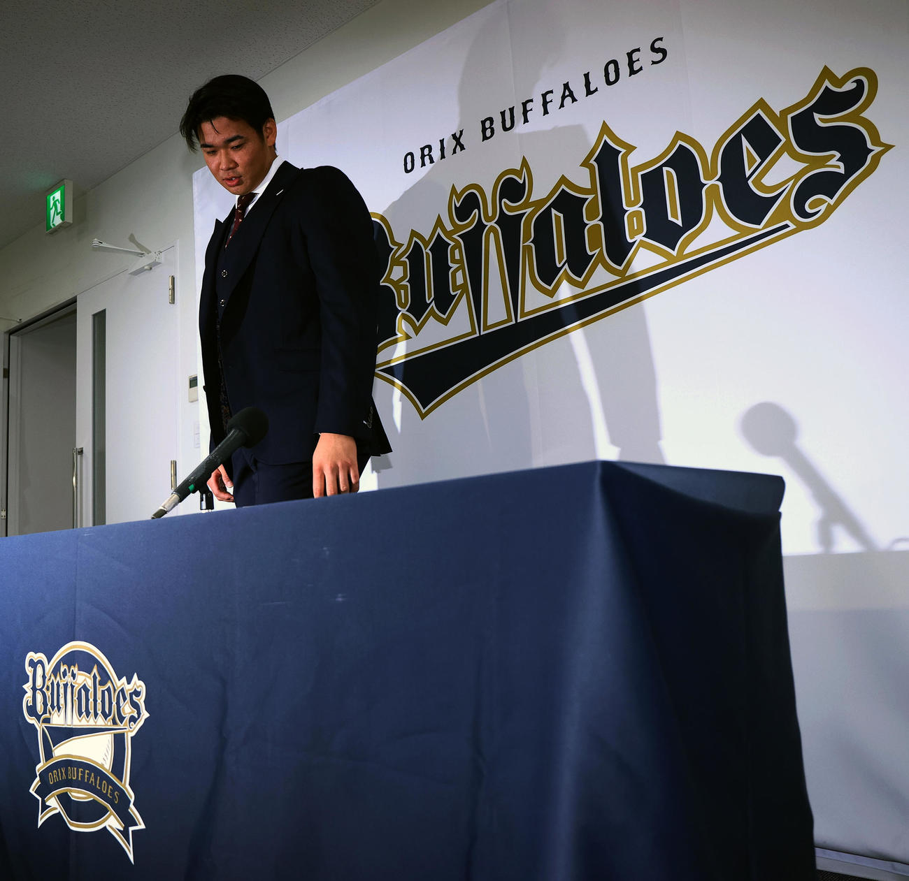 オリックス山下舜平大は契約更改を終え会見の席に着く（撮影・上山淳一）