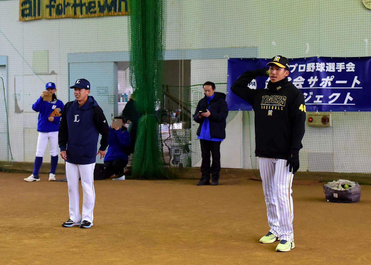 「マクドナルド野球・ソフトボール体験会」に参加した阪神茨木（右）と西武滝沢