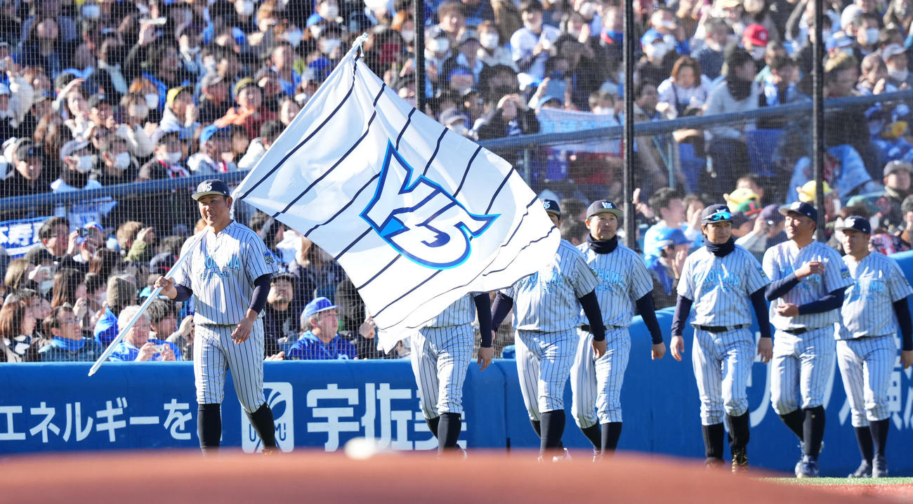 オープニングセレモニーで入場する松坂氏（左端）（撮影・菅敏）